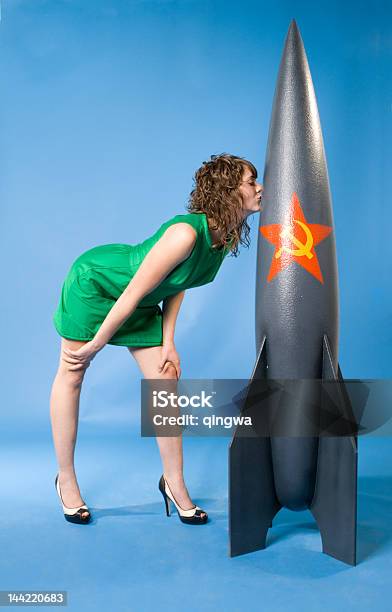 텍사스식 Bombshell 여자 키스 소련 미사일폭탄 여자에 대한 스톡 사진 및 기타 이미지 - 여자, 드레스, 허리를 구부리기
