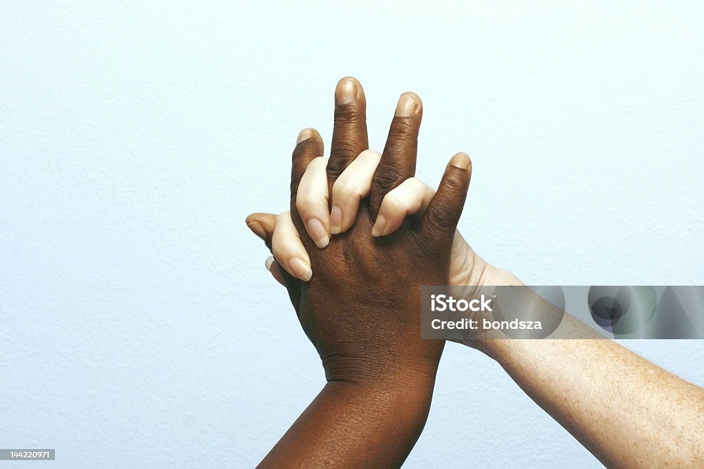 Biały i czarny Złączone ręce razem - Zbiór zdjęć royalty-free (Biały)