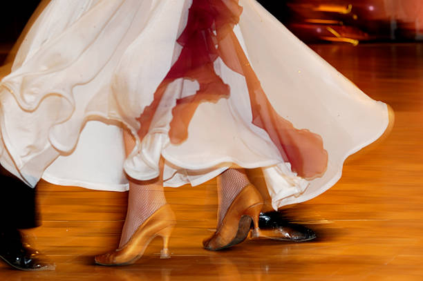 donna in piedi di uomo ballare sul pavimento in parquet - upper austria foto e immagini stock