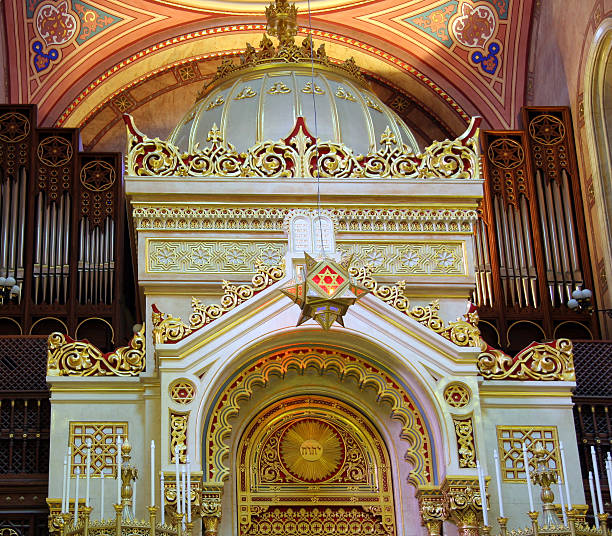 シナゴーグアークの法律 - torah ark ストックフォトと画像