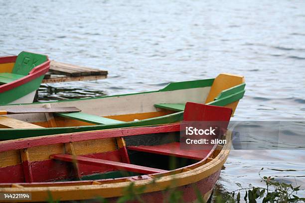 Photo libre de droit de Bateaux De Pêcheur Coloré banque d'images et plus d'images libres de droit de Bateau à rames - Bateau à rames, Blanc, Couleur verte