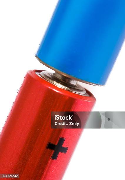 Vermelho E Azul Pilhas Closeup De - Fotografias de stock e mais imagens de Abastecer - Abastecer, Alcalino, Azul