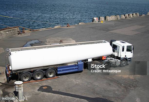 Cysterna Paliwowa Na Dock - zdjęcia stockowe i więcej obrazów Benzyna - Benzyna, Bez ludzi, Ciężarówka