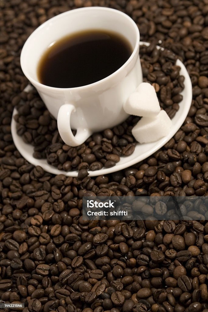 Xícara de café e grãos - Foto de stock de Acordar royalty-free
