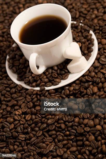 Foto de Xícara De Café E Grãos e mais fotos de stock de Acordar - Acordar, Alto contraste, Ansiedade