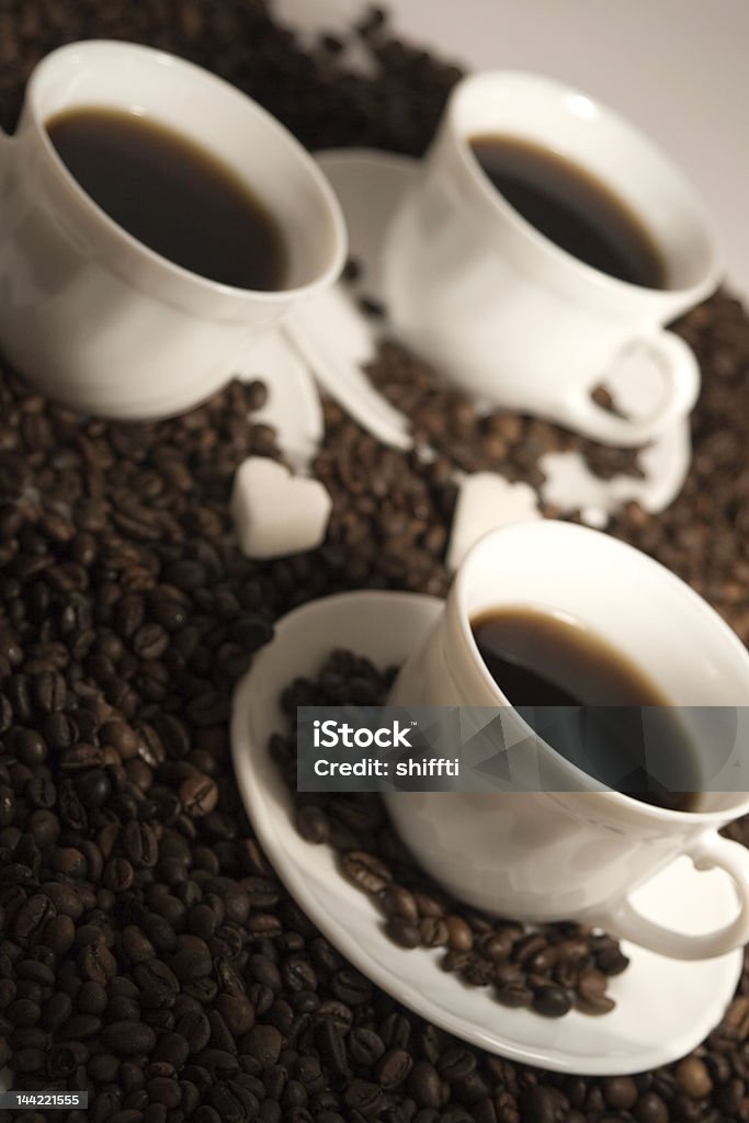 Xícaras de café e grãos - Foto de stock de Acordar royalty-free