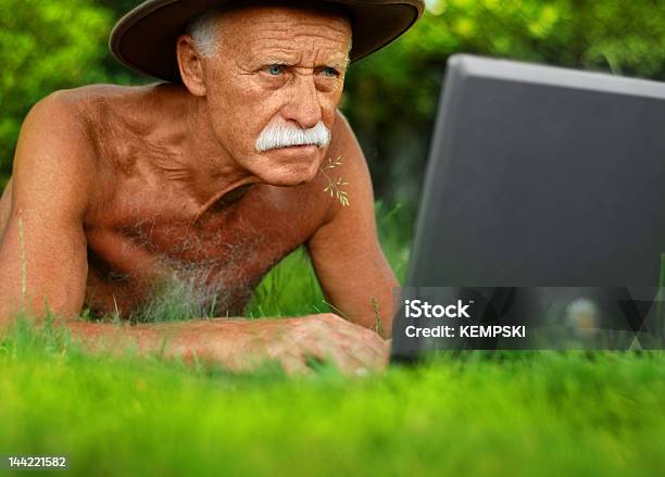 Foto de Velho Homem Com Computador e mais fotos de stock de Computador - Computador, Homens Idosos, Nu