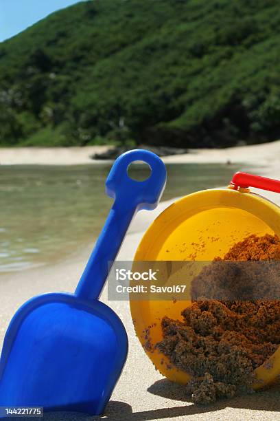 Cubo Y Pala De Vacaciones En La Playa Foto de stock y más banco de imágenes de Agua - Agua, Aire libre, Amarillo - Color
