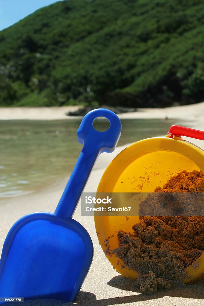 Seau et la pelle-vacances à la plage - Photo de Arbre libre de droits