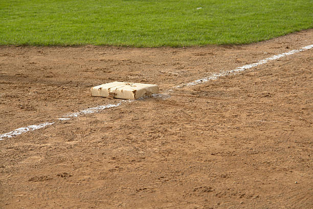 il lone base - baseline baseball single line dirt foto e immagini stock