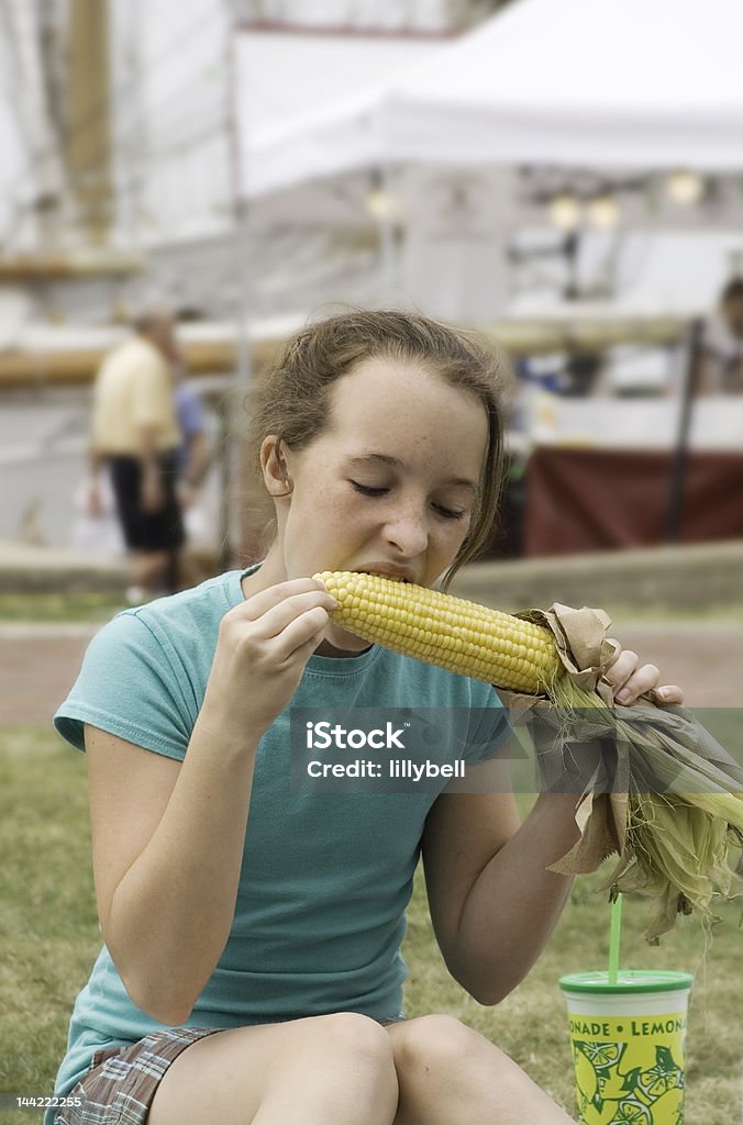 Tween Essen Maiskolben - Lizenzfrei Essen - Mund benutzen Stock-Foto