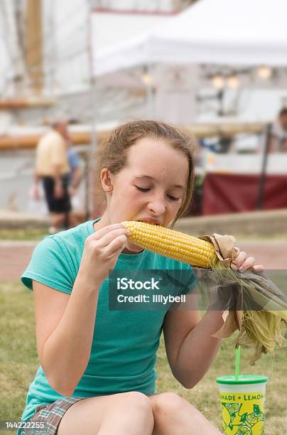 Tween Essen Maiskolben Stockfoto und mehr Bilder von Essen - Mund benutzen - Essen - Mund benutzen, Kind, Maiskolben