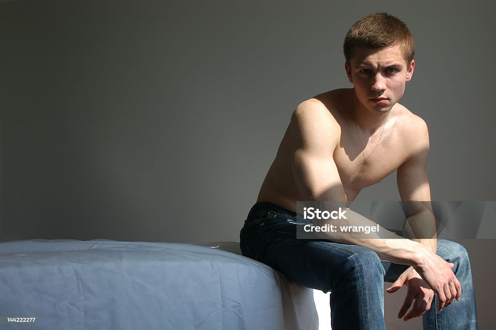 Sexy homem no quarto - Foto de stock de Adulto royalty-free