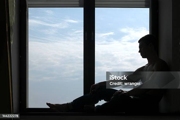 Foto de Silhueta De Homem No Windowsill e mais fotos de stock de Musculoso - Musculoso, Nu, Adulto