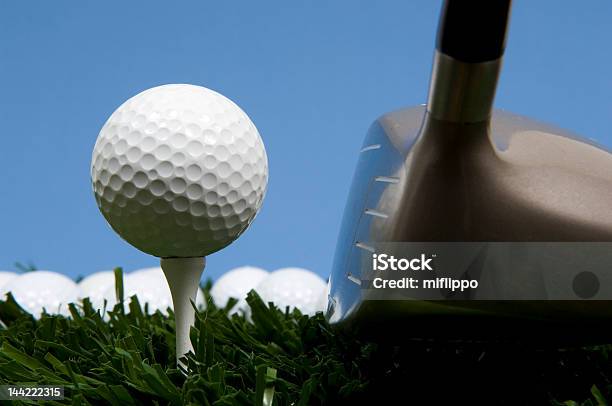 Bola De Golfe No Tee Com Motorista - Fotografias de stock e mais imagens de Atirar à Baliza - Atirar à Baliza, Azul, Balançar