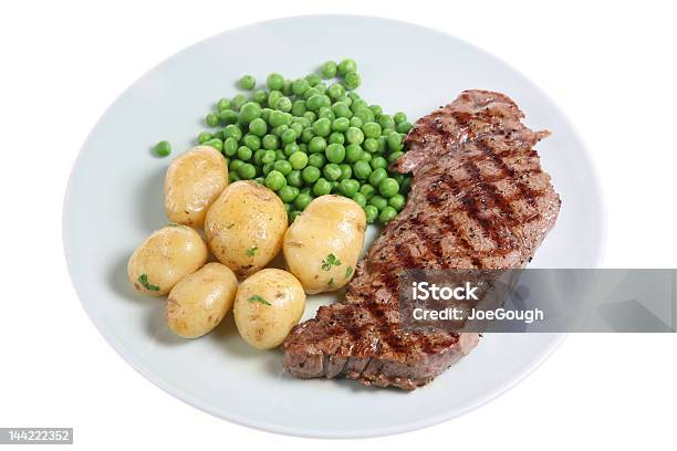 Foto de Jantar Com Carne e mais fotos de stock de Alimentação Saudável - Alimentação Saudável, Batatas Prontas, Bife