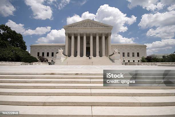 Foto de American Supremo Tribunal Washington Dc Céu Azul e mais fotos de stock de Escadaria - Escadaria, Degraus, Palácio de justiça
