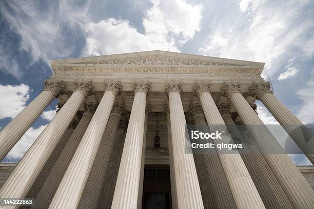 Hoch Gerechtigkeit Fassade Des Vereinigten Staaten Supreme Court Gebäude Stockfoto und mehr Bilder von Amerikanische Verfassung