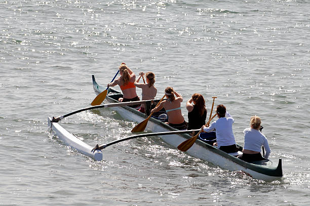 equipo de mujeres - canoa con balancín fotografías e imágenes de stock