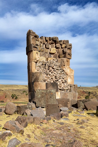 Torre funeraria en el cementerio pre-inca de Sillustani, Perú photo