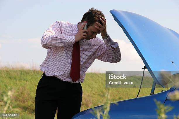 Photo libre de droit de Route Vous Aider banque d'images et plus d'images libres de droit de Capot de voiture - Capot de voiture, Costume habillé, Cravate