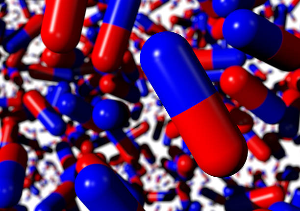 Medicina in capsule rosso e blu su sfondo bianco - foto stock