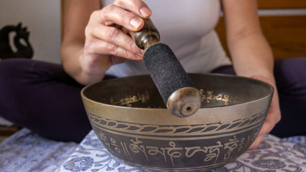 meditationspraxis, yogastunde, hände aus nächster nähe - music wellbeing rin gong bowl stock-fotos und bilder