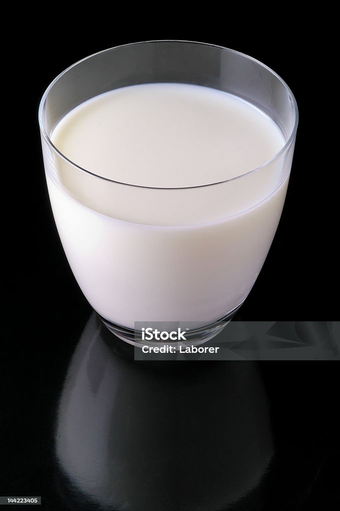 Glas Milch isoliert auf schwarzem Hintergrund - Lizenzfrei Alkoholfreies Getränk Stock-Foto