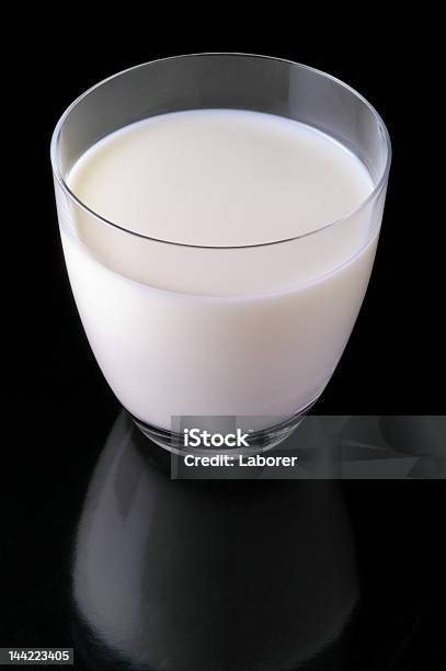 Glas Milch Isoliert Auf Schwarzem Hintergrund Stockfoto und mehr Bilder von Alkoholfreies Getränk - Alkoholfreies Getränk, Beige, Extreme Nahaufnahme