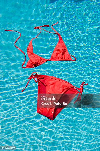 Bikini Rosa - Fotografie stock e altre immagini di Bikini - Bikini, Piscina, Costume da bagno