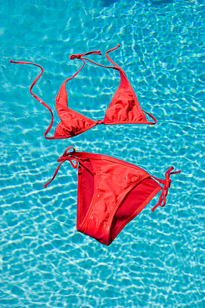 розовый бикини - swimwear bikini swimming pool red стоковые фото и изображения