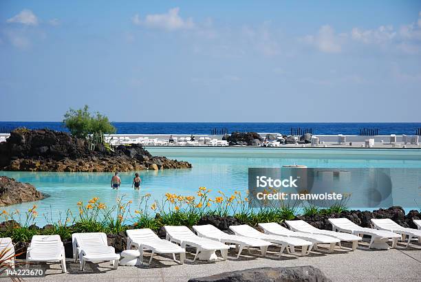 Canapés Em Piscina - Fotografias de stock e mais imagens de Ao Ar Livre - Ao Ar Livre, Atividade Recreativa, Azul