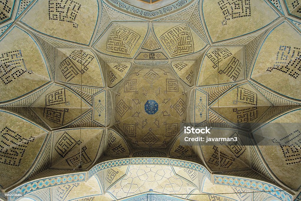 Cúpula de la Mezquita de los antiguos ornamentos de isfahán, oriental, Irán - Foto de stock de Anticuado libre de derechos