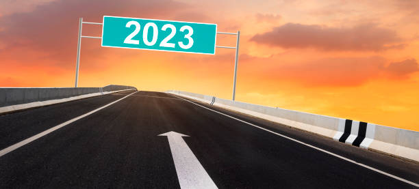 2023 en la señal de tráfico de la autopista y el cielo dorado. viajar para celebrar el año nuevo - color image car futuristic road trip fotografías e imágenes de stock