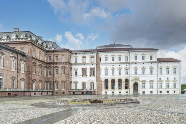 le bellissime facciate della reggia dei savoia a venaria reale - venaria foto e immagini stock