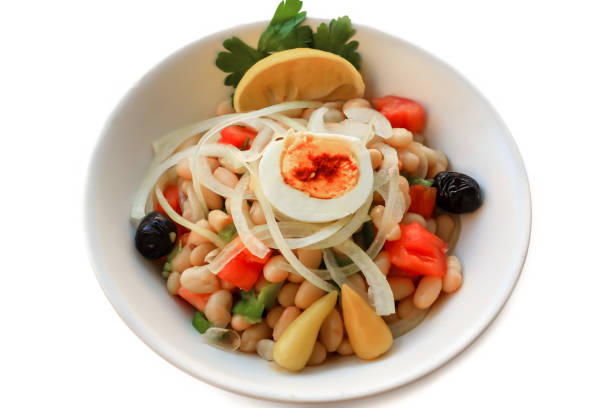 aliments turcs; salade de haricots bouillis avec oignon, papier, œuf et tomate (nom turc; fasulye piyaz) - white bean salad photos et images de collection