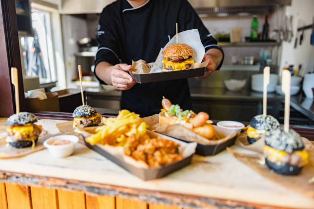 nahaufnahme einer köstlichen fast-food-bestellung, die am fenster eines fast-food-restaurants abgeholt werden kann - serving food restaurant chicken stock-fotos und bilder