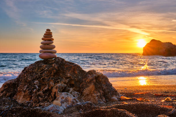 концепция баланса и гармонии - каменный столб на пляже - feng shui стоковые фото и изображения