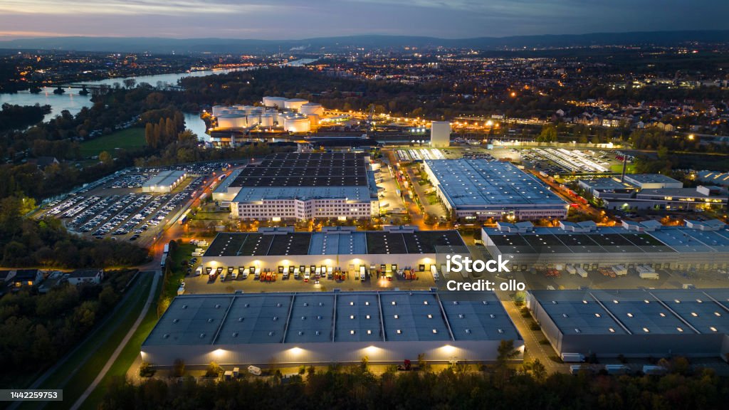 Distretto industriale al crepuscolo - vista aerea - Foto stock royalty-free di Affari Distretto industriale al crepuscolo - vista aerea - Foto stock royalty-free di Affari