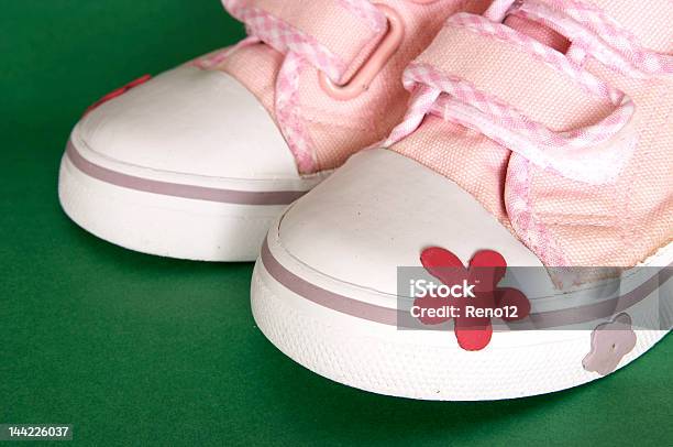 Niñas Zapatillas Foto de stock y más banco de imágenes de Actividad - Actividad, Actividades recreativas, Calzado