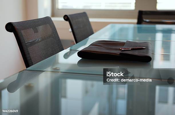 Businesstisch Stockfoto und mehr Bilder von Aktenmappe - Aktenmappe, Leder, Tisch