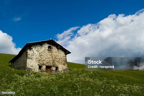 Cabaña En Los Alpes Franceses Foto de stock y más banco de imágenes de Aire libre - Aire libre, Alpes Europeos, Alpes franceses