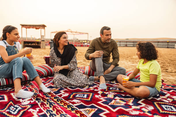 naher osten mit authentischem picknick in der wüste in dubai - gericht des mittleren ostens stock-fotos und bilder