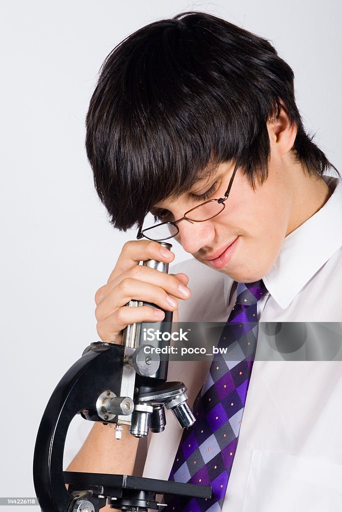 Garçon avec un microscope - Photo de Adolescence libre de droits