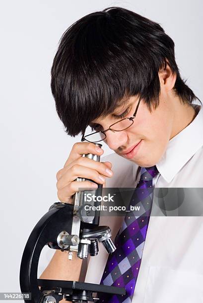 Photo libre de droit de Garçon Avec Un Microscope banque d'images et plus d'images libres de droit de Adolescence - Adolescence, Adolescent, Apprentissage