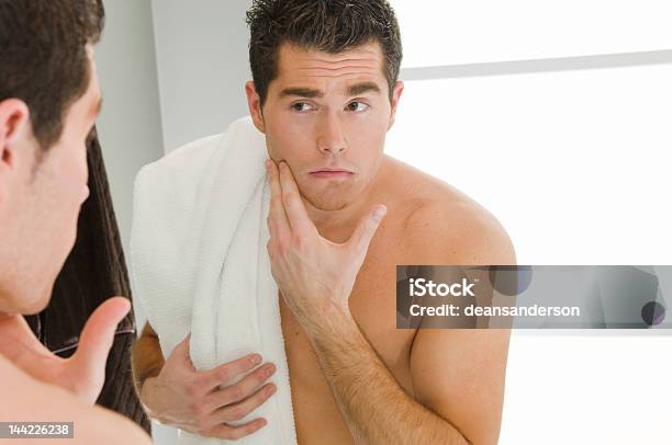 Überprüfung Seiner Shave Stockfoto und mehr Bilder von Rasieren - Rasieren, Männer, Aktivitäten und Sport