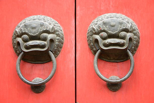 tempio del buddha di giada, shanghai, cina - shanghai temple door china foto e immagini stock