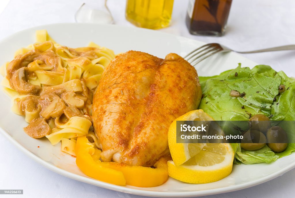 Petto di pollo arrosto con Tagliatelle e lattuga - Foto stock royalty-free di Aceto