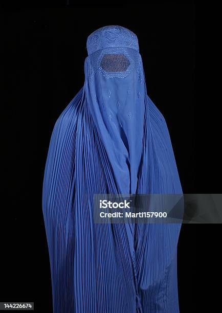 Afganistán Mujer Foto de stock y más banco de imágenes de Burka - Burka, Mujeres, Una sola mujer