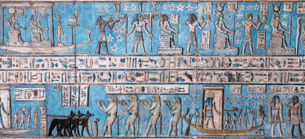 il soffitto decorato del tempio di dendera. qena . egitto. - dendera foto e immagini stock